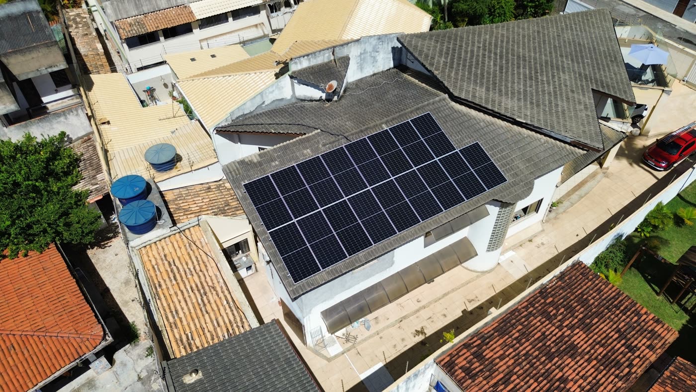 Sistema solar instalado em telhado de casa vista de cima