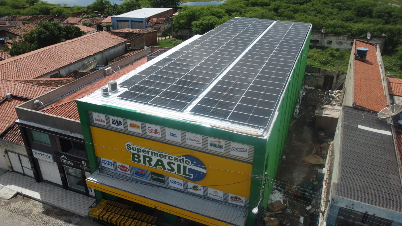Usina solar instalada em supermercado
